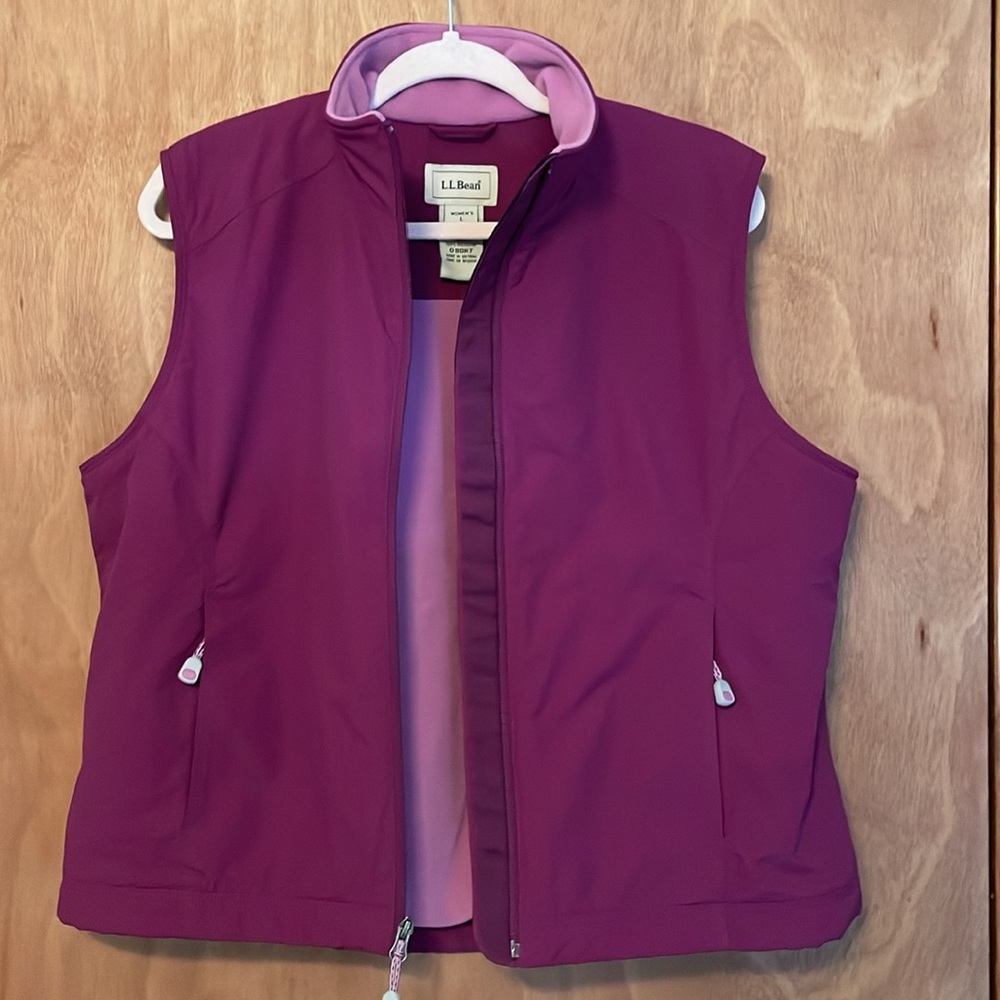 Medium weight water repellent sleeveless vest with rich velour lining, NWOT